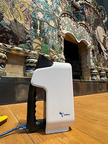 3D-сканер Calibry на фоне камина Врубеля